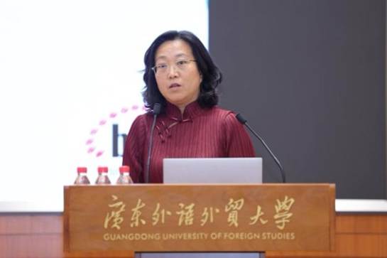 女人站在桌子前 低可信度描述已自动生成