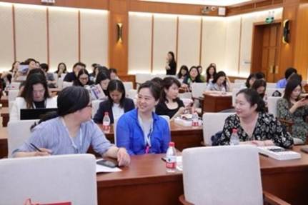 会议室里的人们 描述已自动生成